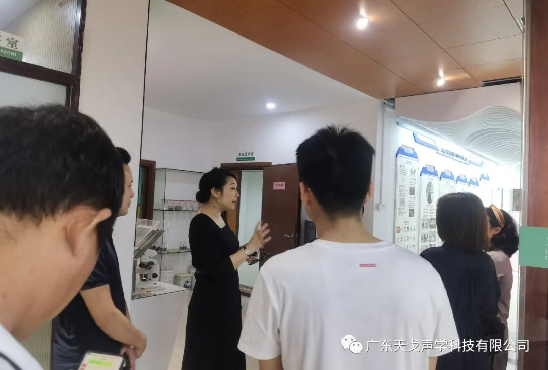 歡迎廣東省建筑裝飾設計行業(yè)協會蘭芳會長一行人蒞臨天戈指導工作-3